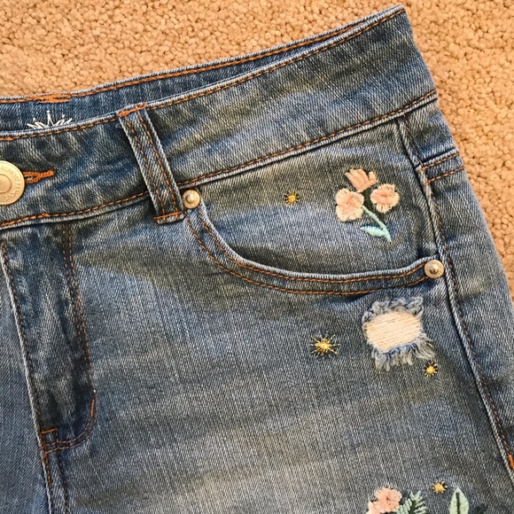 Almost Famous Distressed Denim Shorts Womens Size 7 High Rise Cut Offs - Picture 6 of 16